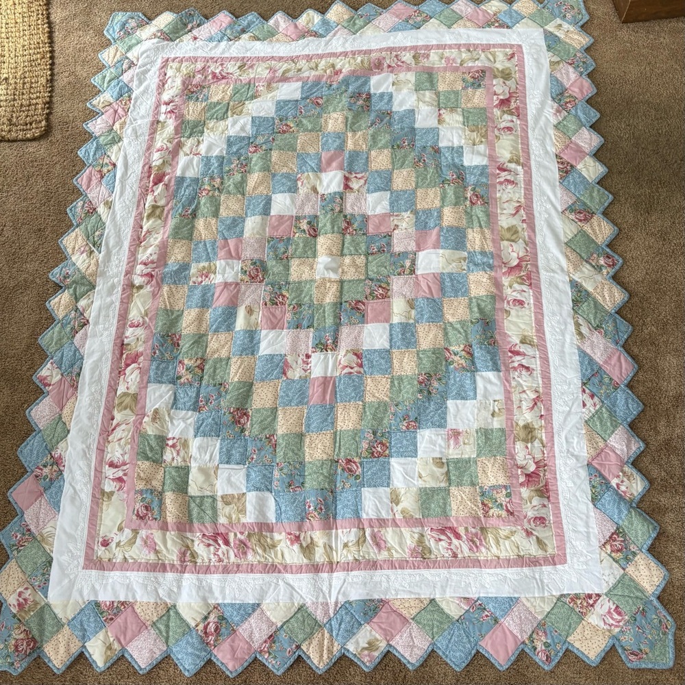 Charming Floral Patchwork Quilt - Blue, Pink, Cream